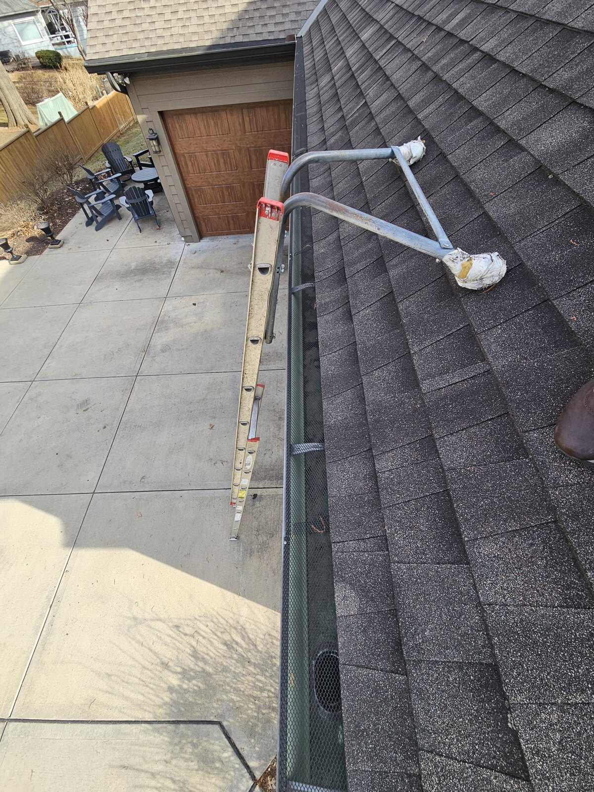 Ladder set for cleaning the existing screened gutter area